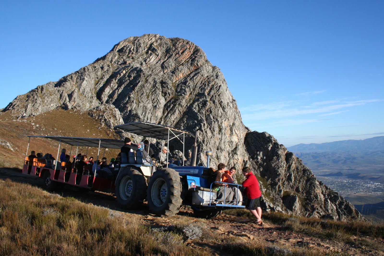 The Protea Farm tractor and trailer on the Langeberg below the rock face of Dassieshoek